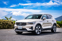 2018年3月に日本でも販売を開始したボルボのコンパクトSUV「XC40」。初上陸から約8年、アップデートされた最新モデルの走りと特徴をあらためてチェックした。