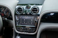 インフォテインメントシステムは8インチのタッチスクリーン式ディスプレイを装備。60GBのハードディスクドライブを内蔵している。