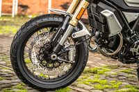 フロントに装備されるダブルディスクブレーキ。「スペシャル」にはブラックのスポークホイールが採用されている。