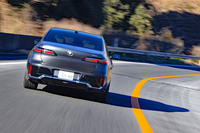 新しい提案に満ちた車内空間に加え、クルマ好きを喜ばせる“走る歓び”も持ち合わせていた新型「7シリーズ」。急速に進化し続ける昨今の自動車だが、こんな未来なら大歓迎である。