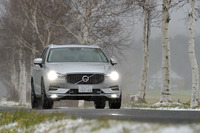 福島・猪苗代で、雪の中を行く「XC60」。急な天候の変化もロングドライブの醍醐味（だいごみ）のひとつだ。
