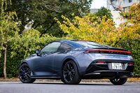 背景の映り込みなどで少しわかりづらいかもしれないが……。　
	渕野「屋外で、距離をおいて見てみると、やっぱり印象がかなり違いますね」　
	（写真：花村英典）