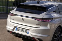 レーザーによるエンボス加工が施されたリアコンビランプは宝石のようにキラキラと光る。