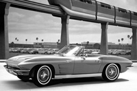 「スティングレイ レーサー」のデザインをベースに、市販モデルとして登場した「C2」と呼ばれる2代目「シボレー・コルベット」。「スティングレイ」のサブネームを得て、1963年に販売が開始された。フェンダーの形状やライン、シャープな前後デザインにコンセプトカーとの類似性を感じることができる。