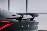 格納時にボディーと一体となる可動式のリアウイング。ボディー後端には「ACURA」のエンブレムが備わる。