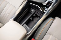 センターコンソール内の小物入れスペース。右側に見えるカップを保持するためのフラップは、折り畳み可能。