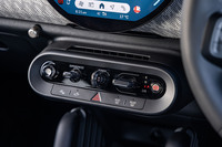 ダッシュボードの中央下部に、オーディオスイッチやパワーユニットのスタート／ストップスイッチ、シフトセレクター、「MINIエクスペリエンスモード」の切り替えスイッチなどが配置される。