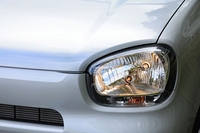 「L」や「ハイブリッドS」と同じく、ヘッドランプにはハロゲン式を採用。ドアミラーが非塗装のブラックとなるのは「A」だけだ。