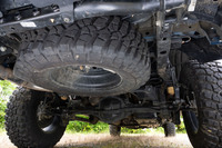 車体底部をリアからのぞいたところ。「ジープ・ラングラー／グラディエーター」のシャシーは、ラダーフレームに前後リジッドアクスルの足まわりと、堅牢（けんろう）さを第一とした古式ゆかしきクロスカントリー車のそれだ。