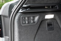 シートの展開と格納はスイッチ操作ひとつで完結する。