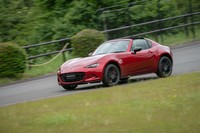 緊急自動ブレーキや車線逸脱警報、AT誤発進抑制制御からなる予防安全パッケージ「i-ACTIVSENSE」も全車に標準装備となった。