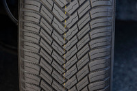 V字型に配置されたブロックが目を引く「エヌブルー4シーズン2」のトレッドパターン。アングルをつけた波状および超薄型のカーフ（細い溝）が、ウエット／スノーの両路面で高い効果を発揮する。センター付近のブロックにチャンファー加工を施すことで、ブロック剛性を強化。操安性の向上も図っている。