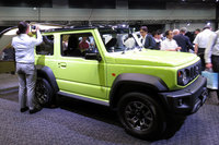 実車確認はご覧のありさま。あまりの人の多さに、なかなかクルマに近づくことができなかった。