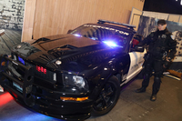 人もクルマもコスプレ。フロラン氏と彼の力作、トランスフォーマー風「マスタング」。