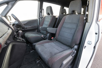 前席には専用スエード調シート地を採用。また、サイドサポートの位置を下げ、ミニバン専用チューニングを施した、レカロ製スポーツシートも選べる（メーカーオプション）。