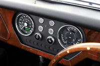 ダッシュボード中央に備わるメーターパネル。速度計や燃料計、水温計、各種インジケーターなどがここに備わり、またこれとは別にエンジン回転計が運転席の正面に装備される。