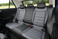 前席と同じく「レザーシートパッケージ」により、「プラチナムグレー／ブラックレザー」のコンビネーション表皮が採用された後席。後席用のエアコン吹き出し口や、USB Type-Cポート（2口）も設けられている。