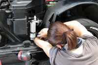 メカさんの無理な姿勢と腕の突っ込み具合から、O2センサーがどれほどややこしい位置に付いていたかをお察しください。