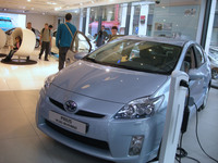 「トヨタ・プリウスPHV」もいち早く展示された（2010年10月撮影）。2021年現在はナイキのストアになっている。