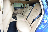 リアシートは3座だが、中央席はあくまで緊急用。座る際にはセンターコンソールをまたぐ必要がある。