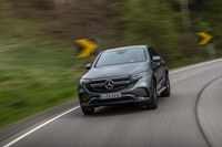 「EQC400 4MATIC」は「eATS」と呼ばれる電動ドライブモジュールを前後に搭載する。その協調制御によりダイナミックな走りとエネルギー効率を高次元で両立させる。
