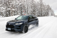 “ユーロコース”と呼ばれる高速ハンドリング路を軽快に走る「ZR-V」。