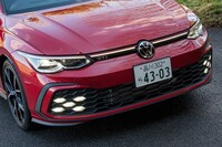 ハニカムパターンのメッシュグリルなどは初代から守られてきた「GTI」ならではのディテールだ。