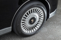 車高を一定に保つ、オートレベリング機構を採用する。タイヤは前後とも225/55R18サイズとなるブリヂストンの「レグノGR001」を装着。ノイズを抑えた「センチュリー」専用モデルとなる。