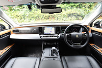 シンプルなデザインのインストゥルメントパネル。本杢のパネルは、パーツごとに木目が美しくそろうように手作業で仕上げられている。