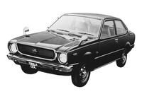 1974年に登場した3代目「カローラ」。豪華な内装や豊富なボディーバリエーションなどにより人気を集め、前年に登場した3代目「ダットサン・サニー」を販売で圧倒した。