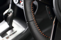 ステアリングホイールの内側にもオレンジステッチが入る。