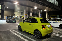 首都高4号線上りの代々木PAにてしばし休憩。丸みを帯びた特徴的なリアには「ABARTH」のロゴとサソリをモチーフとしたエンブレムが備わる。今回試乗した車両の外板色は、一見イエローに見える5万5000円の有償色「アシッドグリーン」。これを含め「アバルト500e」では全4色からボディーカラーを選択できる。