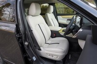 ピュアホワイトのナッパレザーシート。前席には電動調整機構やヒーター／ベンチレーション機能が標準で備わる。