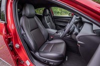 脊柱のS字カーブに沿った形状で設計されたというフロントシート。「Lパッケージ」グレードの運転席には、ドライビングポジションメモリー機能付きの10ウェイパワーシートが装備されている。