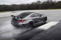 固定式となる専用カーボンリアウイングを採用する「RC F“パフォーマンスパッケージ”」。0-60マイル加速は4.0秒と発表されている。