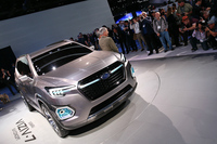 「ヴィジヴ-7 SUVコンセプト」を公開したスバルのブース。ブリーフィングはプレスデーの2日目に割り当てられていたにもかかわらず、多くの人々が集まった。その様子は、米国での好調を物語っていた。