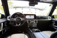 巨大な2枚の液晶モニターが目を引く、現行型「Gクラス」のインストゥルメントパネルまわり。インターフェイスにもメルセデス・ベンツ最新のものが用いられている。