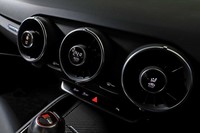 エアコン吹き出し口の意匠はまるでジェットエンジンのよう。それぞれの外周とセンター（液晶部）はスイッチという、機能性も持ち合わせている。