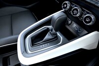 シフトノブはステアリングホイールから近い位置にレイアウトされている。USBコネクターやAUX端子が備わるほか、操作しやすいダイヤル式の空調スイッチも採用。利便性が追求されている。