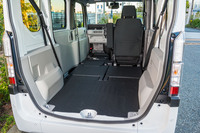 後席に加えて助手席も倒したところをテールゲート側から。この状態のラゲッジから助手席までの床を1枚で覆えるシートがアクセサリー設定されている。