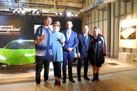 左から、ミュージシャン＆作家のエミリアーノ・ペペ＆ラ・ピーナさん、アウトモビリ・ランボルギーニ・ジャパン カントリーマネージャーのフランチェスコ・クレシさん、駐日イタリア大使 ジョルジョ・スタラーチェ閣下、歌手のエンマさん。