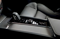 パワートレイン／ドライブトレインについては、PHEVと同じブレーキ・バイ・ワイヤシステムや、シフト・バイ・ワイヤシステムの採用もトピック。「R-DESIGN」には革巻きの専用シフトセレクターが装備される。