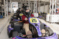 練習走行の順番を待つU氏。それにしてもこれから初めてのカートに臨む人に「ミスるとアバラが2本折れるよ」などと声をかける人があるものだろうか。