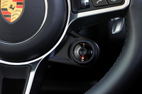 ステアリングホイールに備わる走行モード切り替え機構のダイヤル式コントローラー。「スポーツクロノパッケージ」とのセットで装備される。