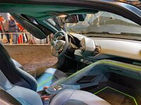 「アレーゼRH95グリージョ・アルティコ」のインテリア。エルゴノミカルな曲線が貫かれている。