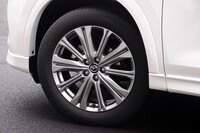 「エクスクルーシブモード」の19インチホイール。ホイールハウス周辺のプロテクター類はボディー同色となる。