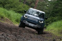 試乗車はエントリーグレードの1つ上となる「ディフェンダー90 S」の2021年モデル。既に2021年6月28日付で2022年モデルの導入が発表されている。