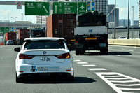 テストコースでの十分な実証や、万が一に備えてドライバーを乗車させることなど、日本では公道における自動運転車の実験に関して、さまざまなガイドラインが設けられている。（写真＝田村 弥）