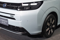 角が斜めにそがれたバンパーの形状に注目。こうすることで、斜め方向から見た際のバンパーの張り出し感を抑えているのだ。