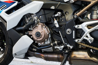 「ギアシフトアシスタントプロ」と呼ばれるクイックシフターは、シフトアップ／ダウンの両方で利用可能。これもセットオプションの「プレミアムライン」に含まれる。